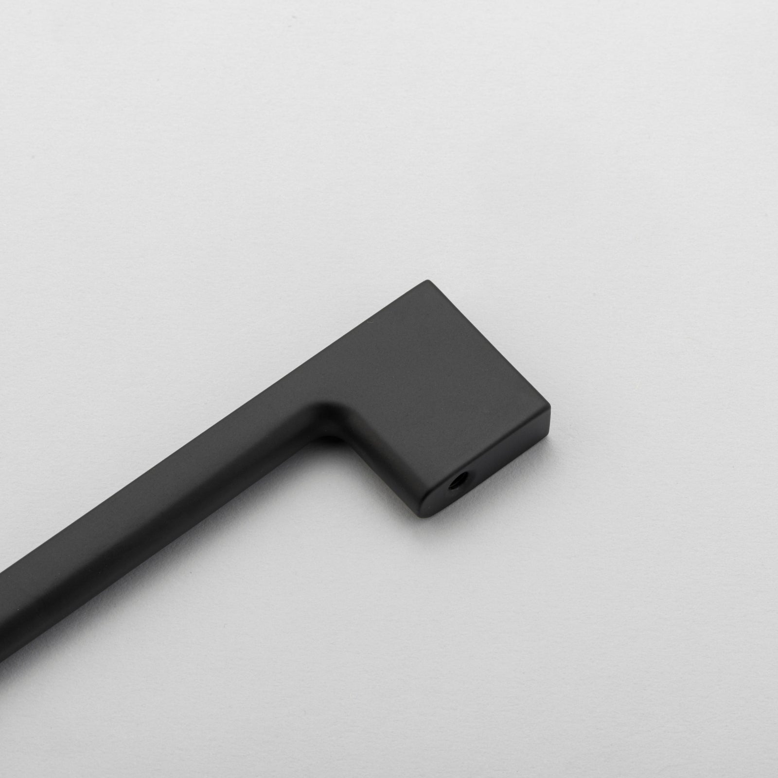 Detail1 Iver Cali 160mm Cabinet Pull Handle Matte Black SDG-0528 - The Blue Space