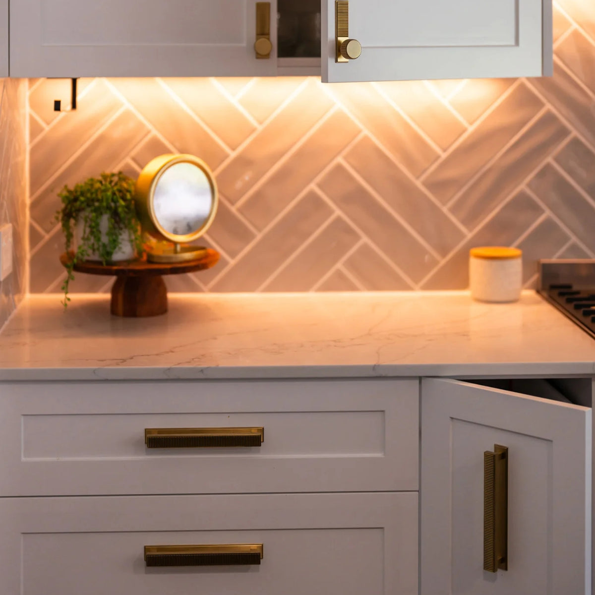 Lifestyle Momo Handles Barrington Backplate to Suit Bar Handle Matt Brass BBHBP160N.MBR - The Blue Space