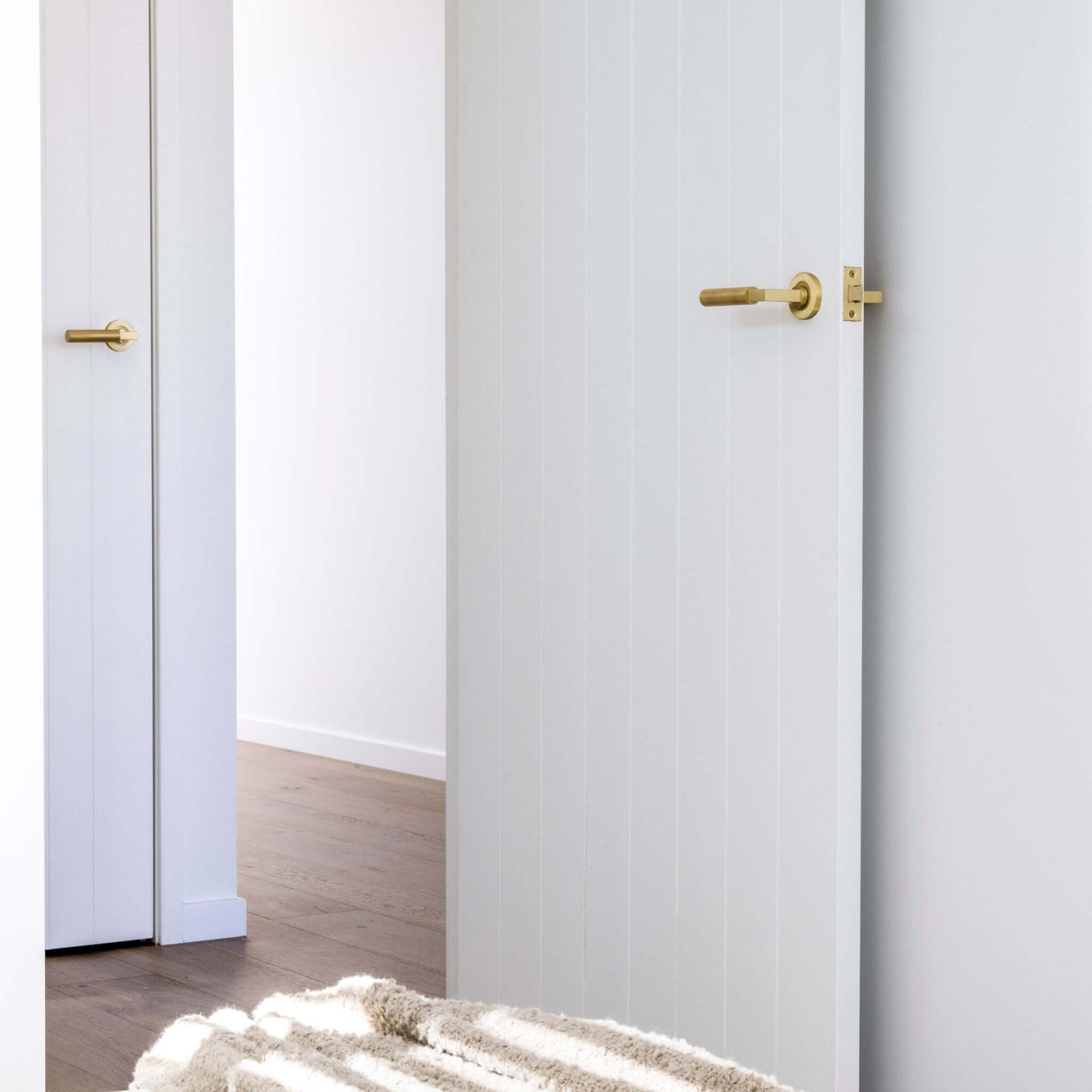 Lifestyle Zanda Zurich Hammered Privacy Lever Set Satin Brass 9337.SB - The Blue Space