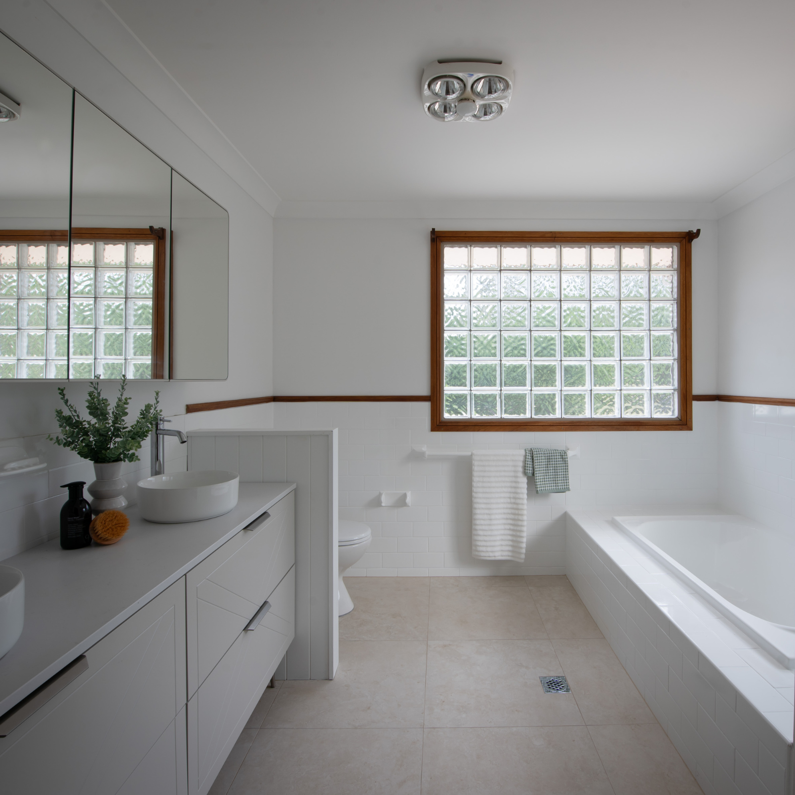 {"type":"root","children":[{"type":"paragraph","children":[{"type":"text","value":"A Light-Filled, Buyer-Friendly Bathroom Design"}]}]}