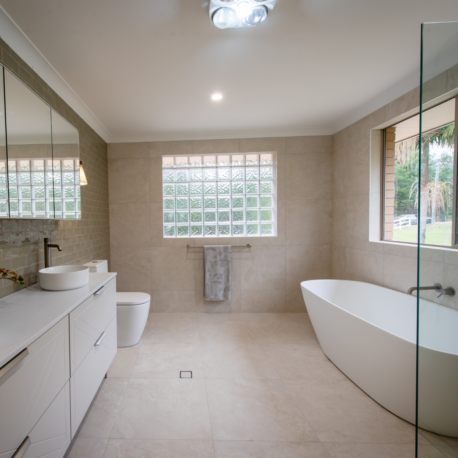 {"type":"root","children":[{"type":"paragraph","children":[{"type":"text","value":"A Cohesive Ensuite That Mirrors the Main Bathroom"}]}]}