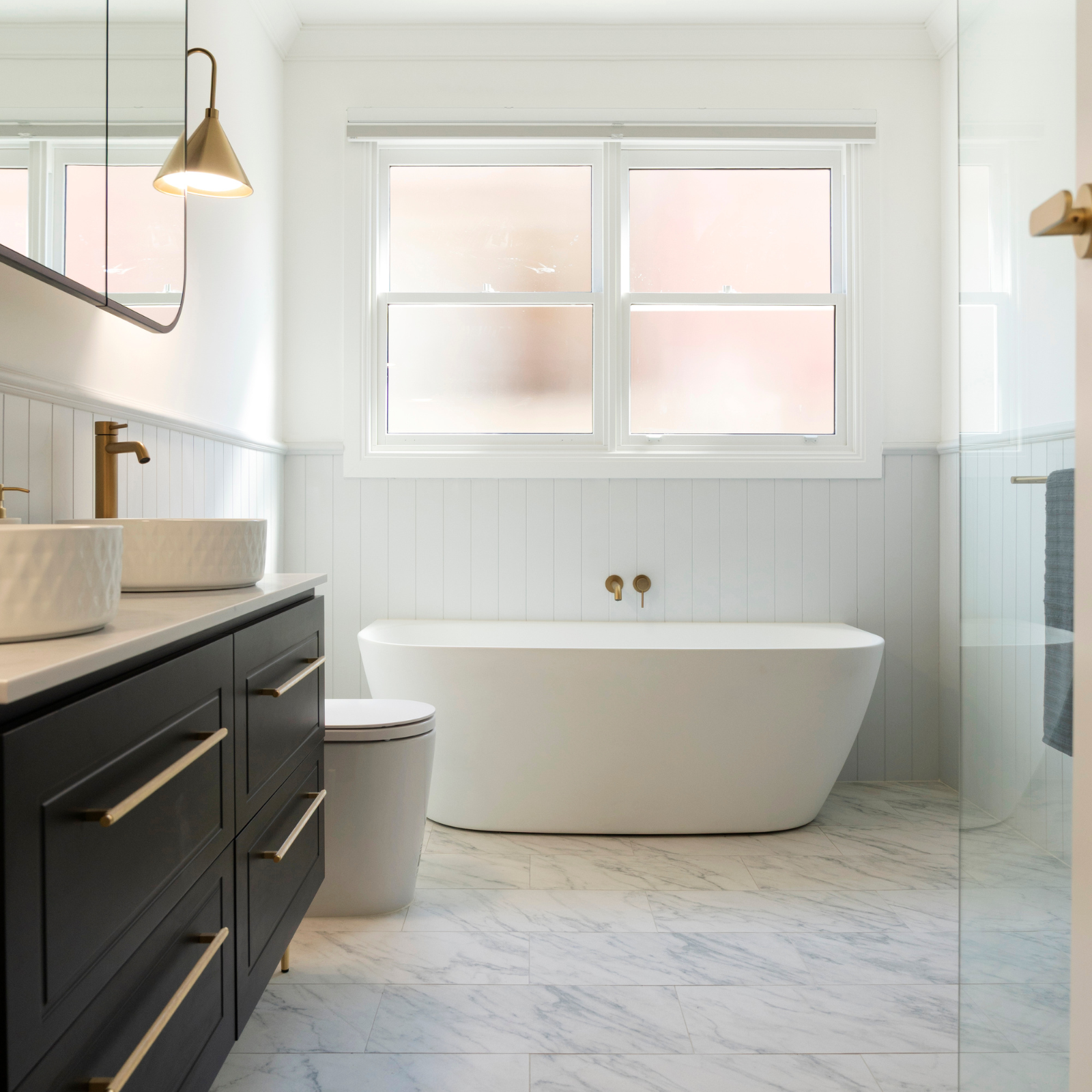 {"type":"root","children":[{"type":"paragraph","children":[{"type":"text","value":"Elevated Fixtures and a Feature Bath"}]}]}