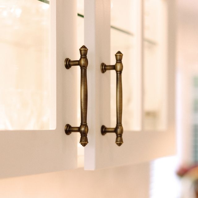 Castella Windsor Handle  Antique Brass