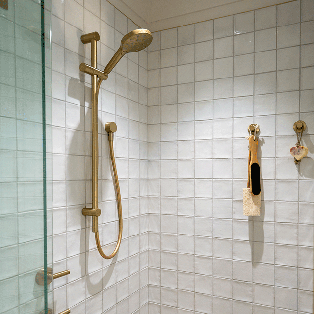 {"type":"root","children":[{"type":"paragraph","children":[{"type":"text","value":"An inviting shower space"}]}]}