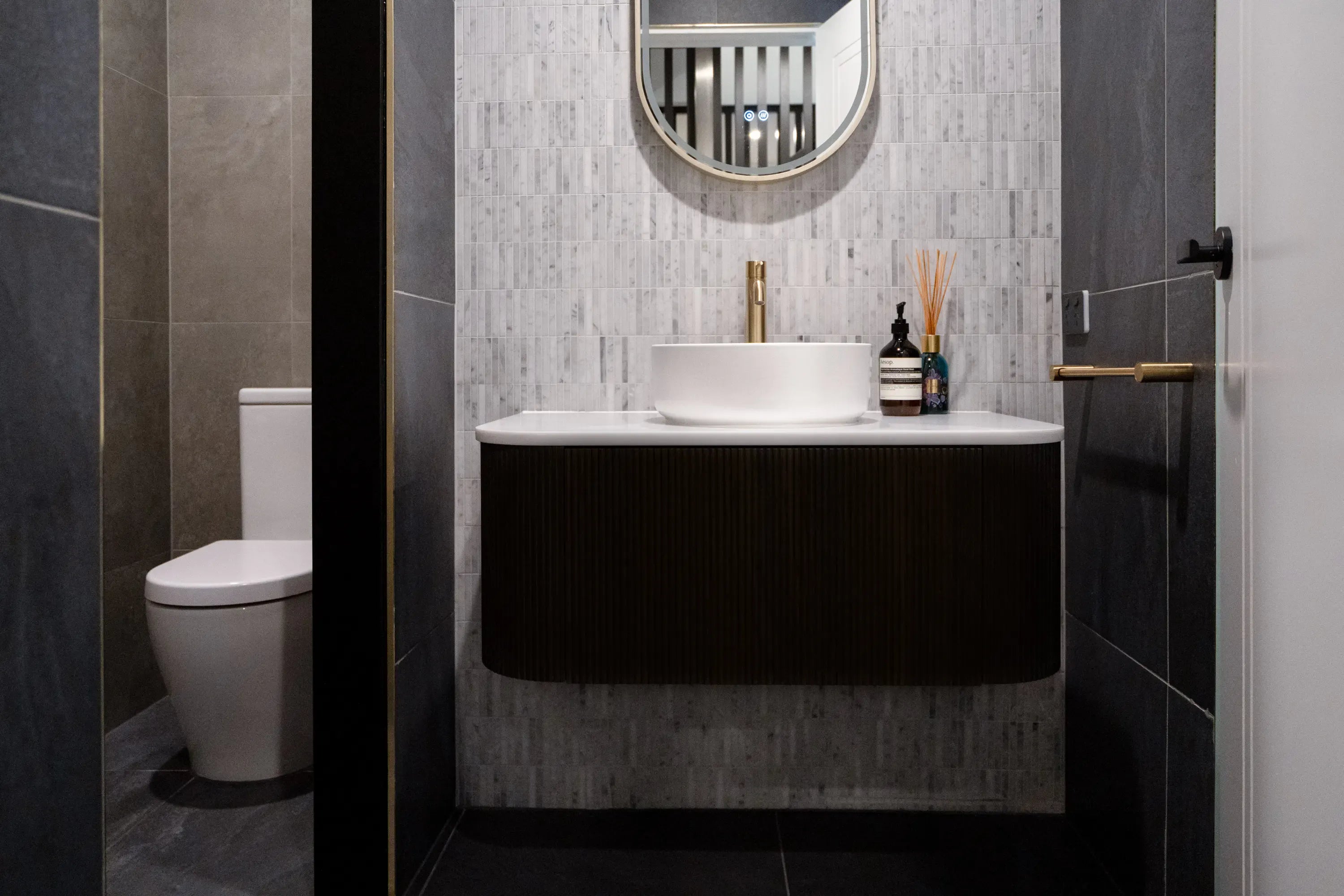 {"type":"root","children":[{"type":"paragraph","children":[{"type":"text","value":"Simple & Sleek Design"}]}]}