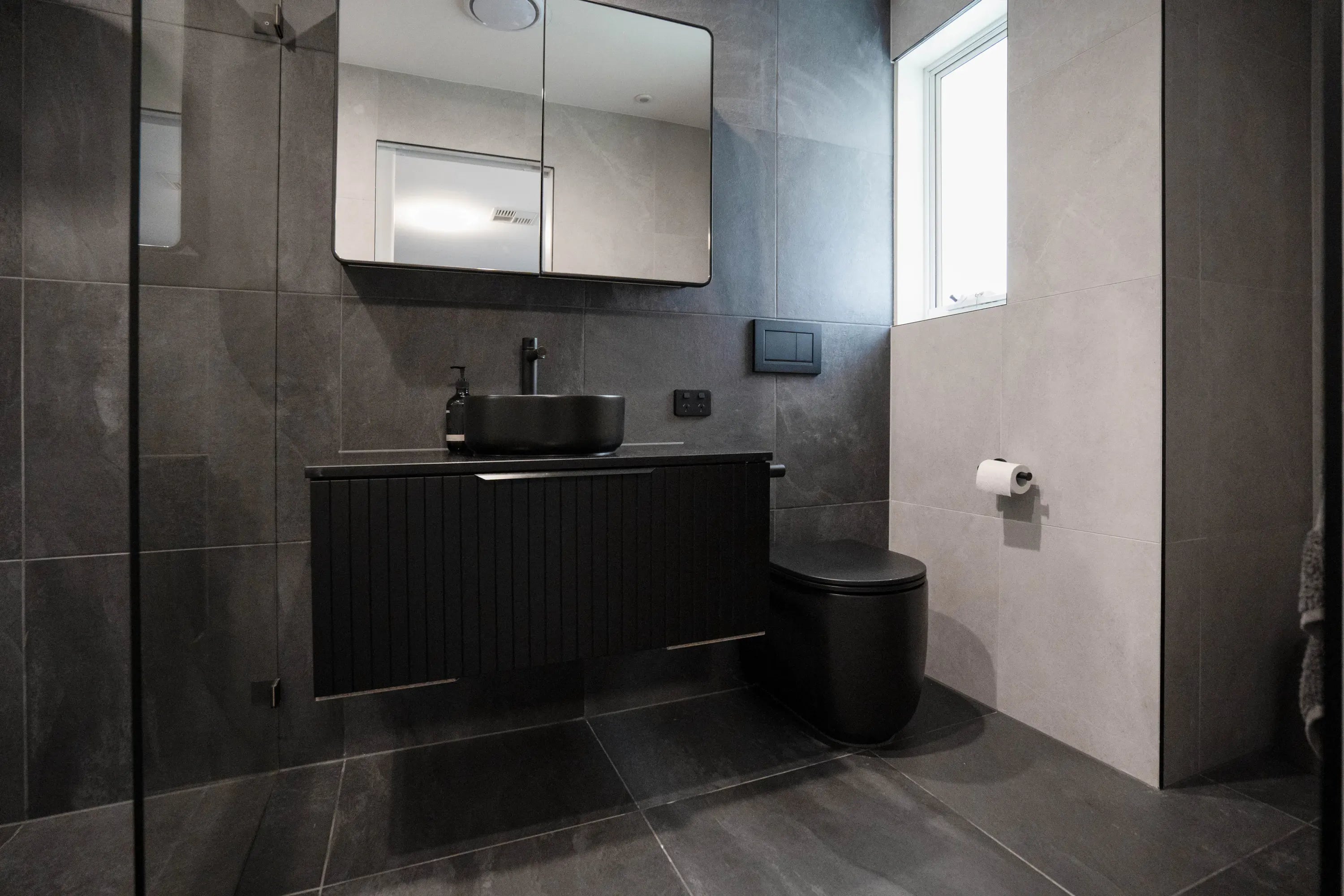 {"type":"root","children":[{"type":"paragraph","children":[{"type":"text","value":"Studio Bagno Milady Rimless Wall Faced Toilet in Matte Black\n"}]}]}