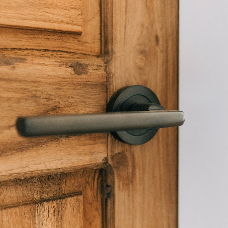 Iver Baltimore Lever Round Rose (Inbuilt Privacy) Signature Brass