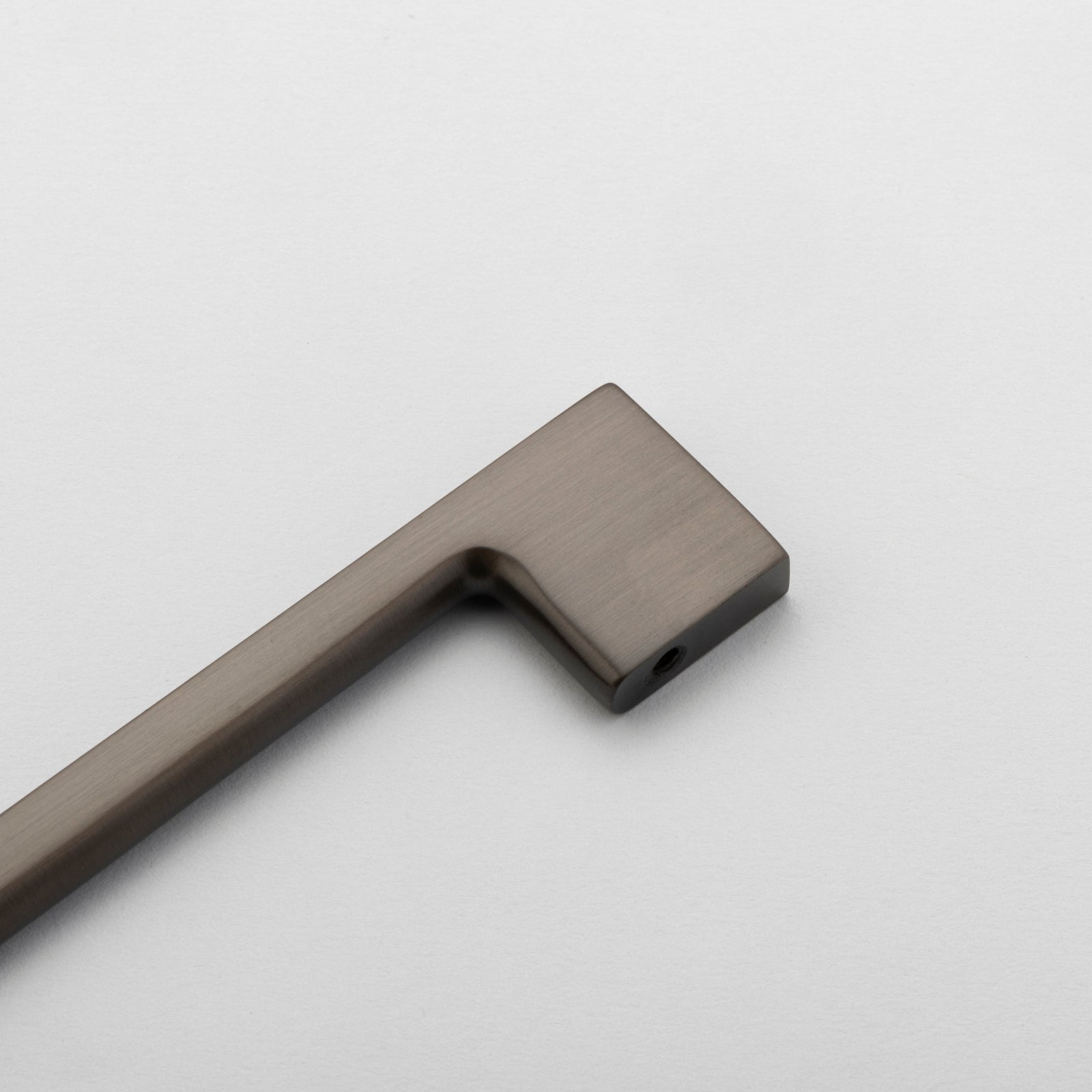 Detail1 Iver Cali 160mm Cabinet Pull Handle Signature Brass SDG-0520 - The Blue Space