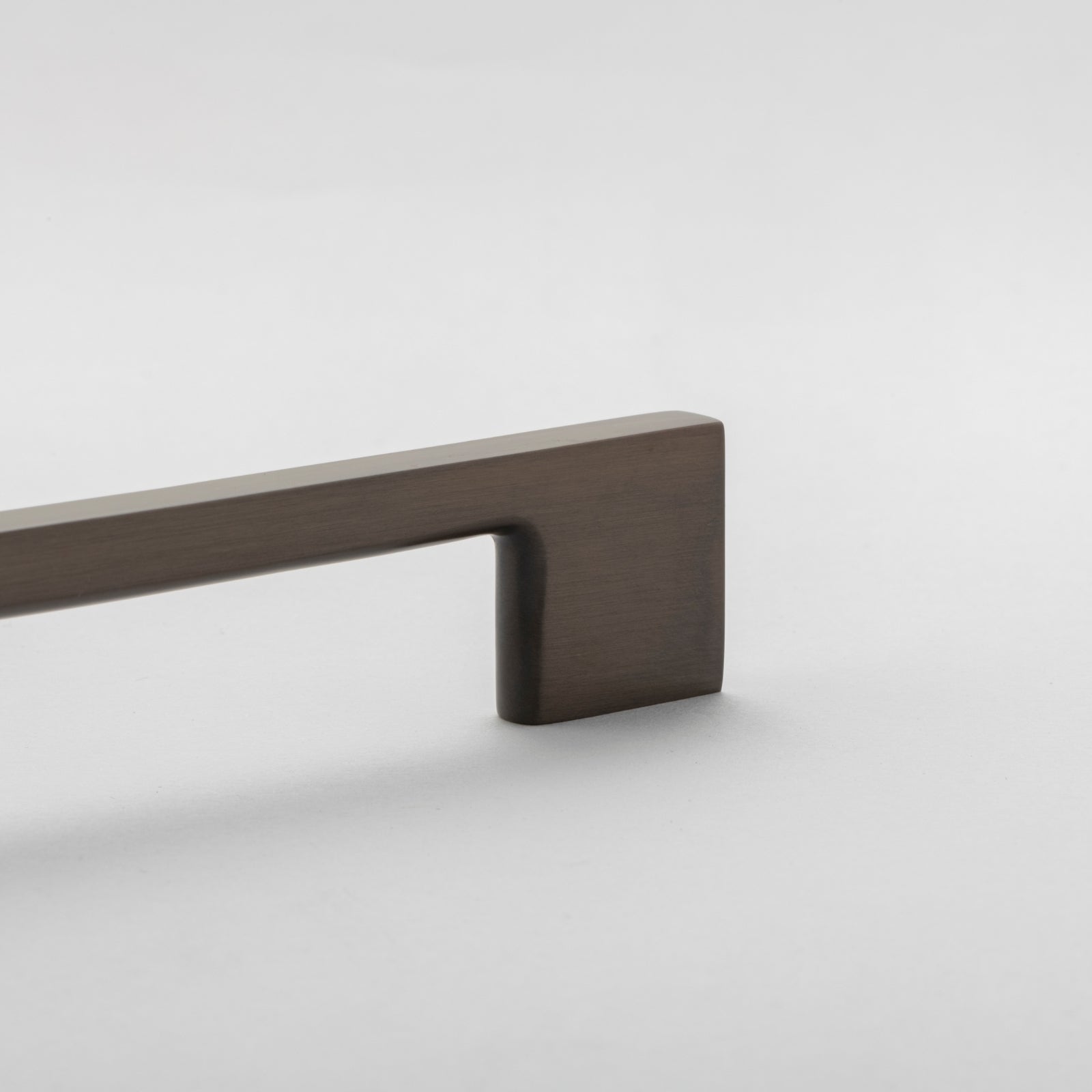 Detail2 Iver Cali 160mm Cabinet Pull Handle Signature Brass SDG-0520 - The Blue Space