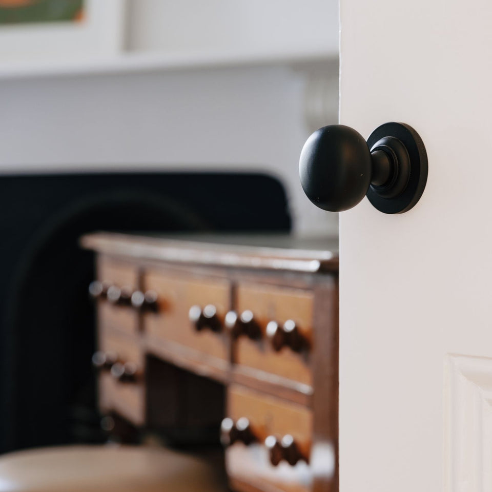 Iver Cambridge Knob Round Rose Entrance Kit with Separate High Security Lock Matte Black