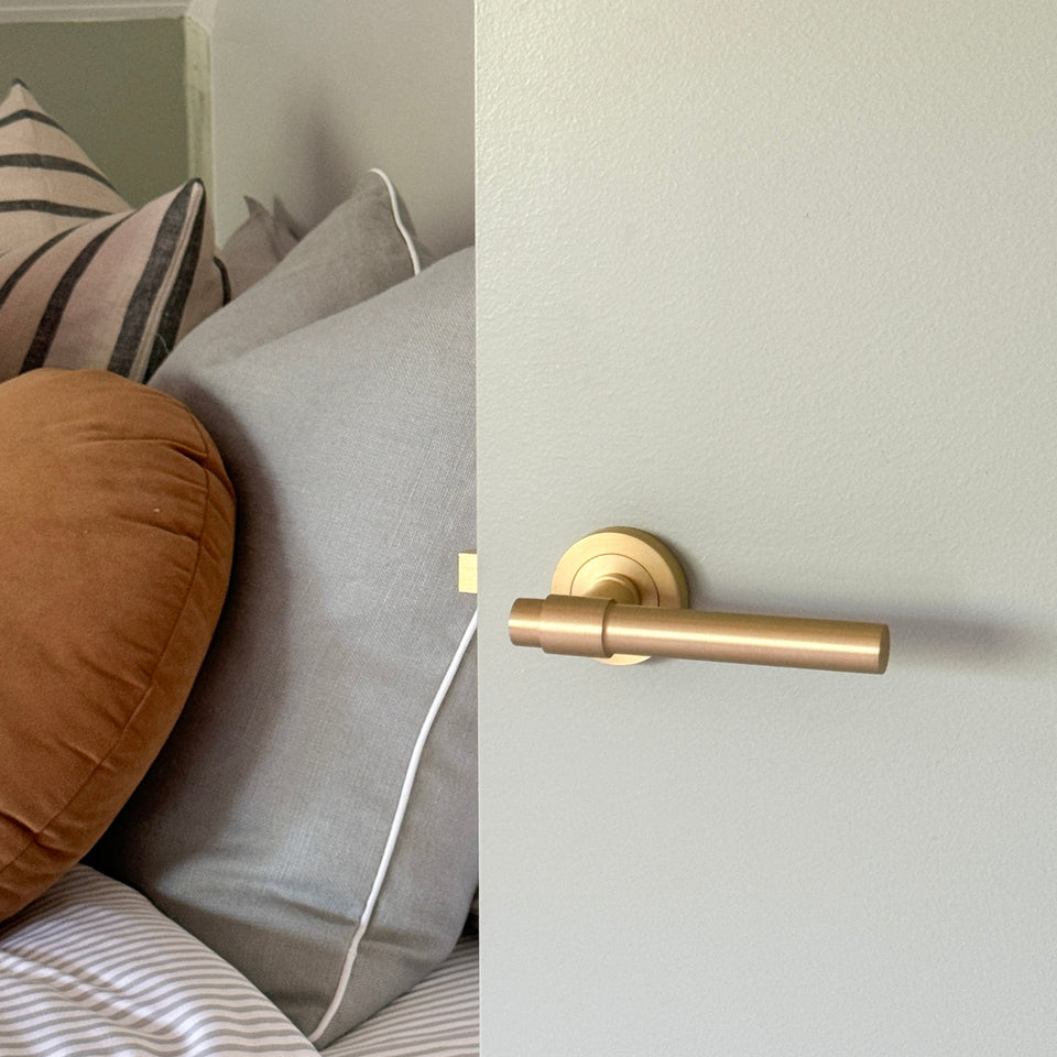 Iver Helsinki Lever Round Rose Passage Kit Brushed Brass