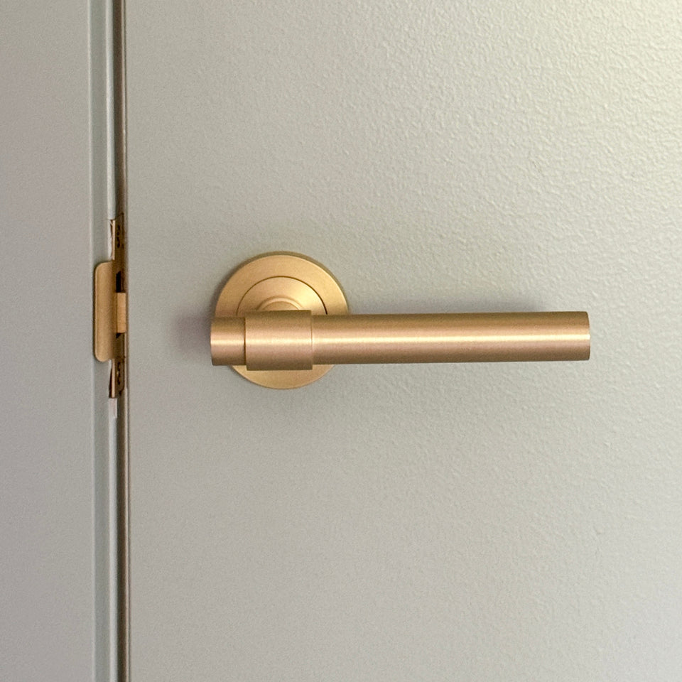 Iver Helsinki Lever Round Rose Passage Kit Brushed Brass