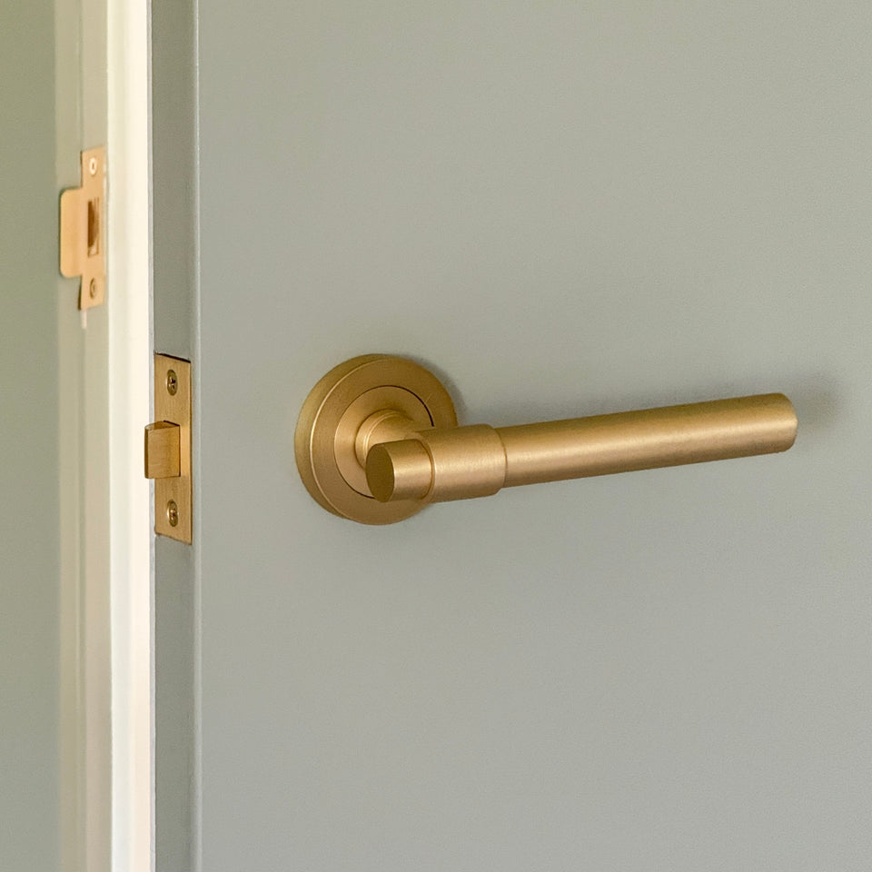 Iver Helsinki Lever Round Rose Passage Kit Brushed Brass