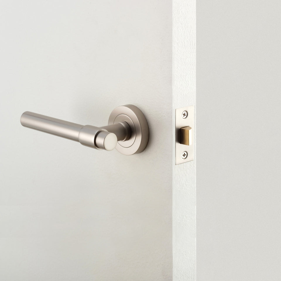 Iver Helsinki Lever Round Rose Passage Kit Satin Nickel