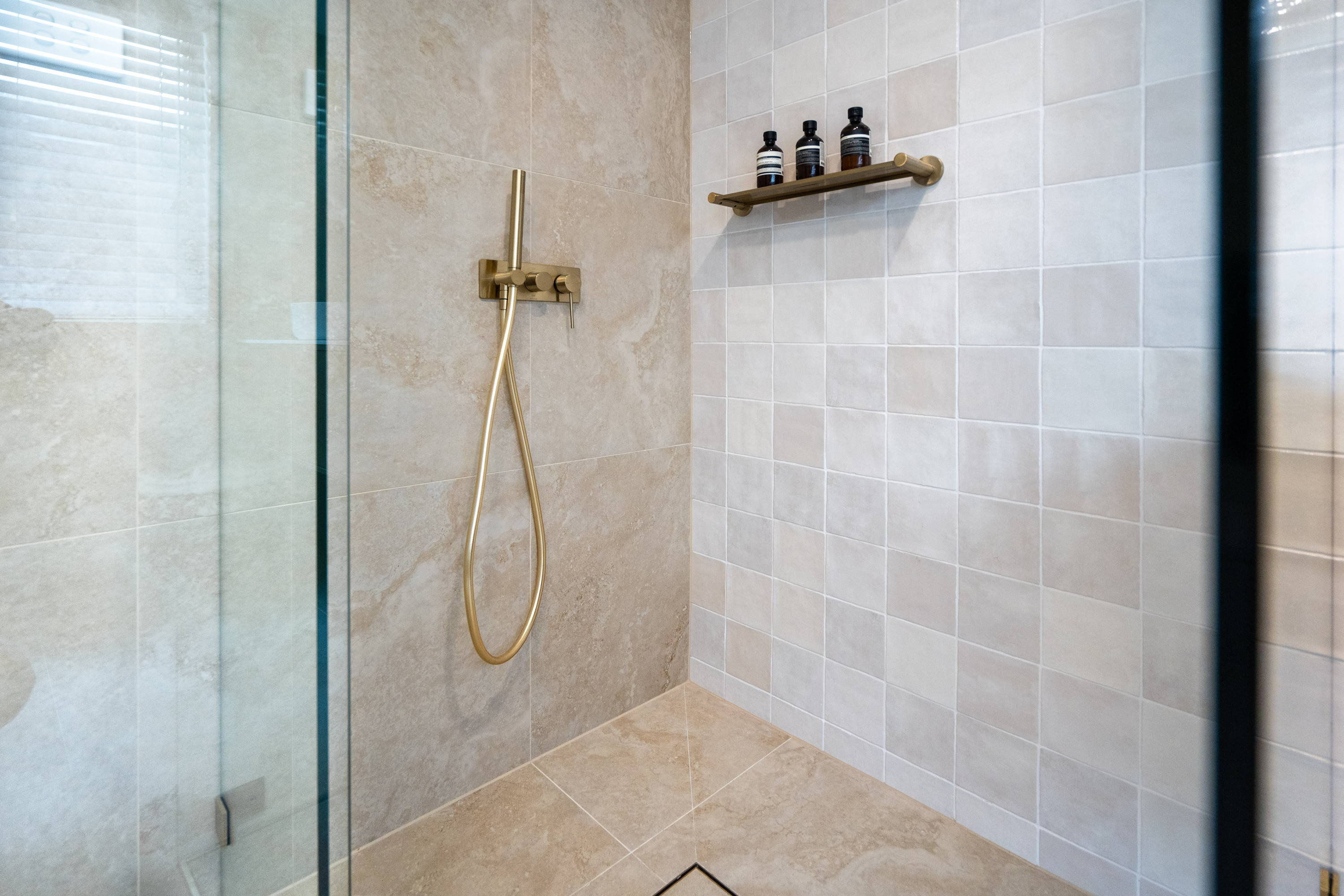 {"type":"root","children":[{"type":"paragraph","children":[{"type":"text","value":"The shaving cabinet and show"}]}]}