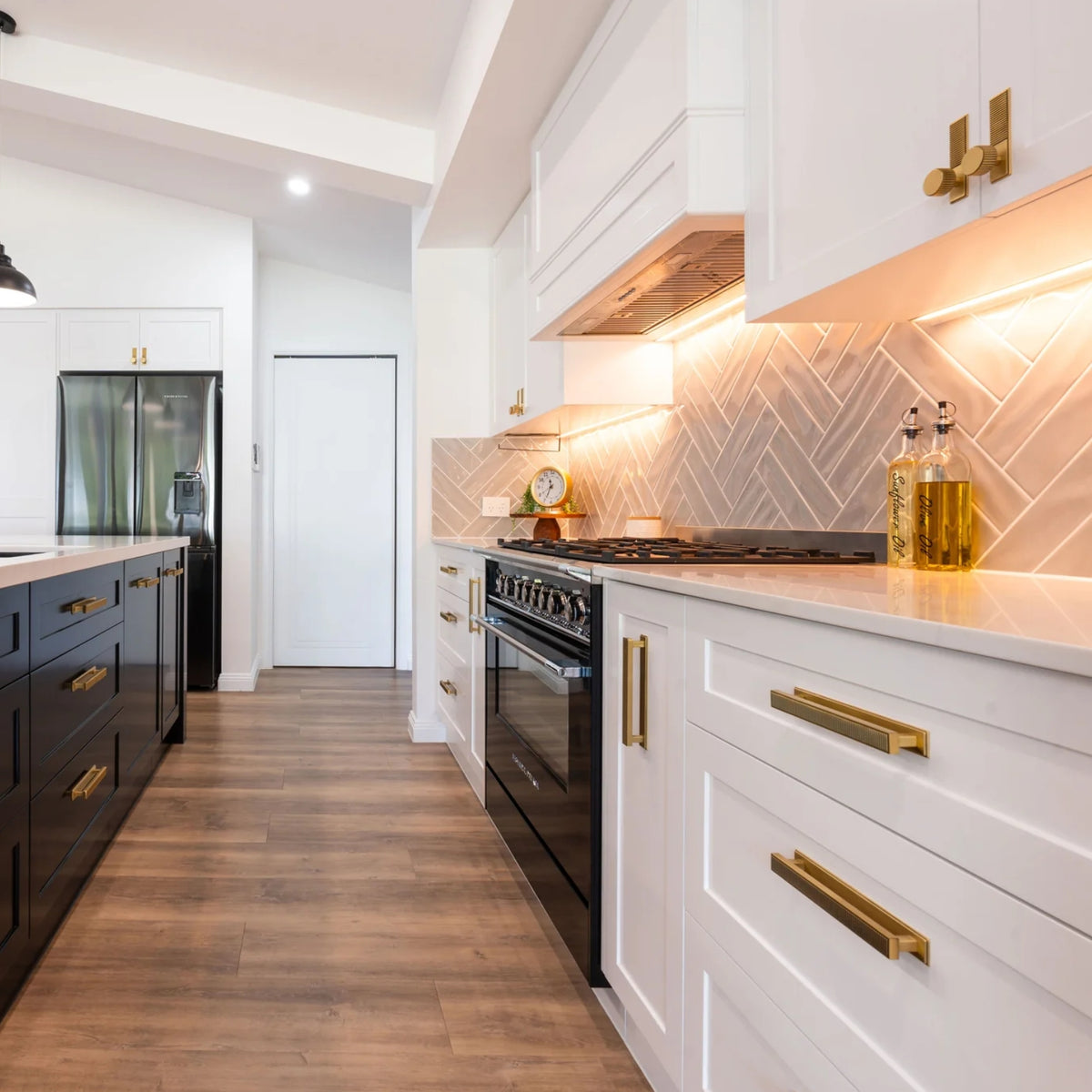 Lifestyle Momo Handles Barrington Backplate to Suit Bar Handle Matt Brass BBHBP160N.MBR - The Blue Space
