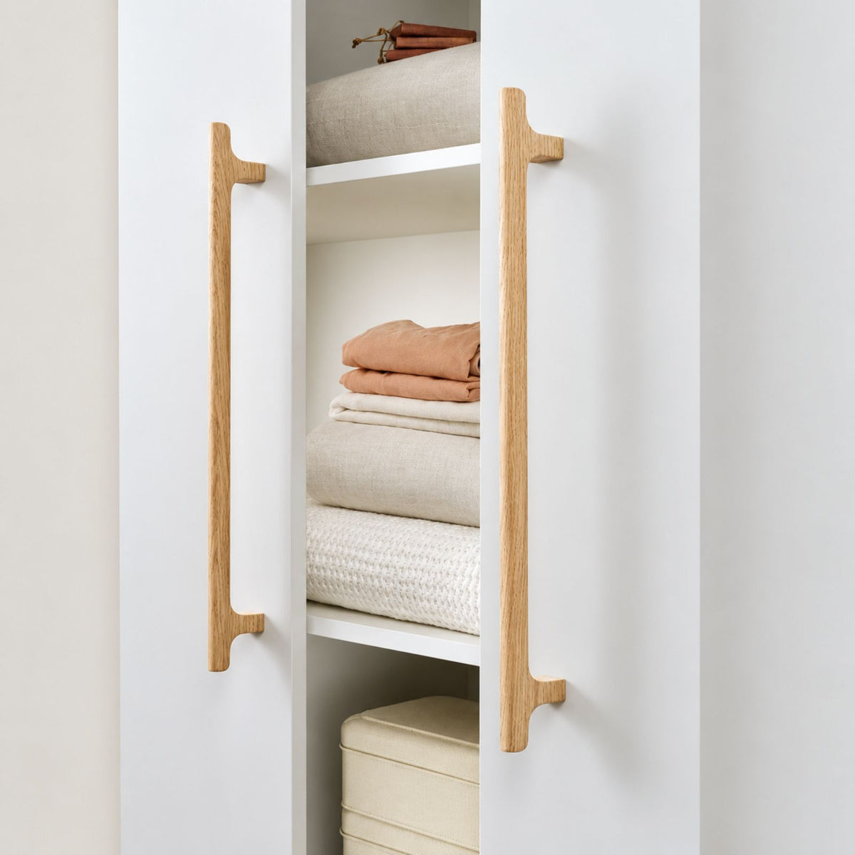 Momo Handles Hinoki Big Handle Oak HIN0682.832.OAK