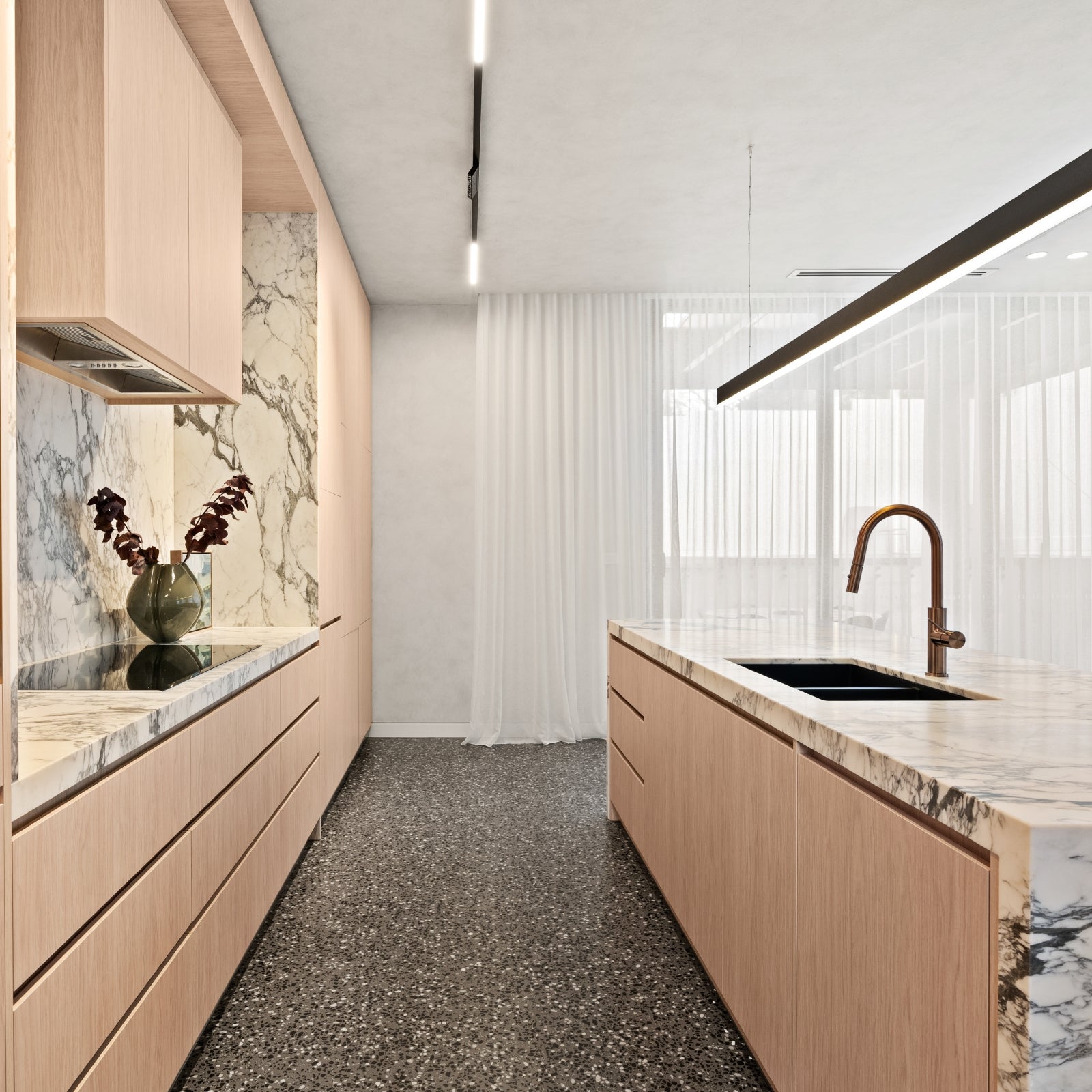 Lifestyle 5 Nero Mecca Smart Sensor Pull Out Kitchen Mixer Brushed Bronze NR221908ABZ - The Blue Space