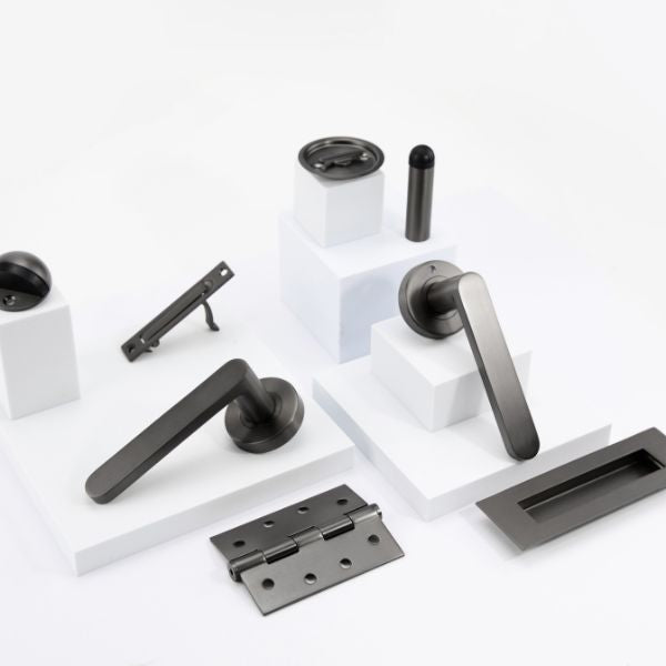 Lockwood Vivid V3 Privacy Lever Set Round Rose Gunmetal | The Blue Space