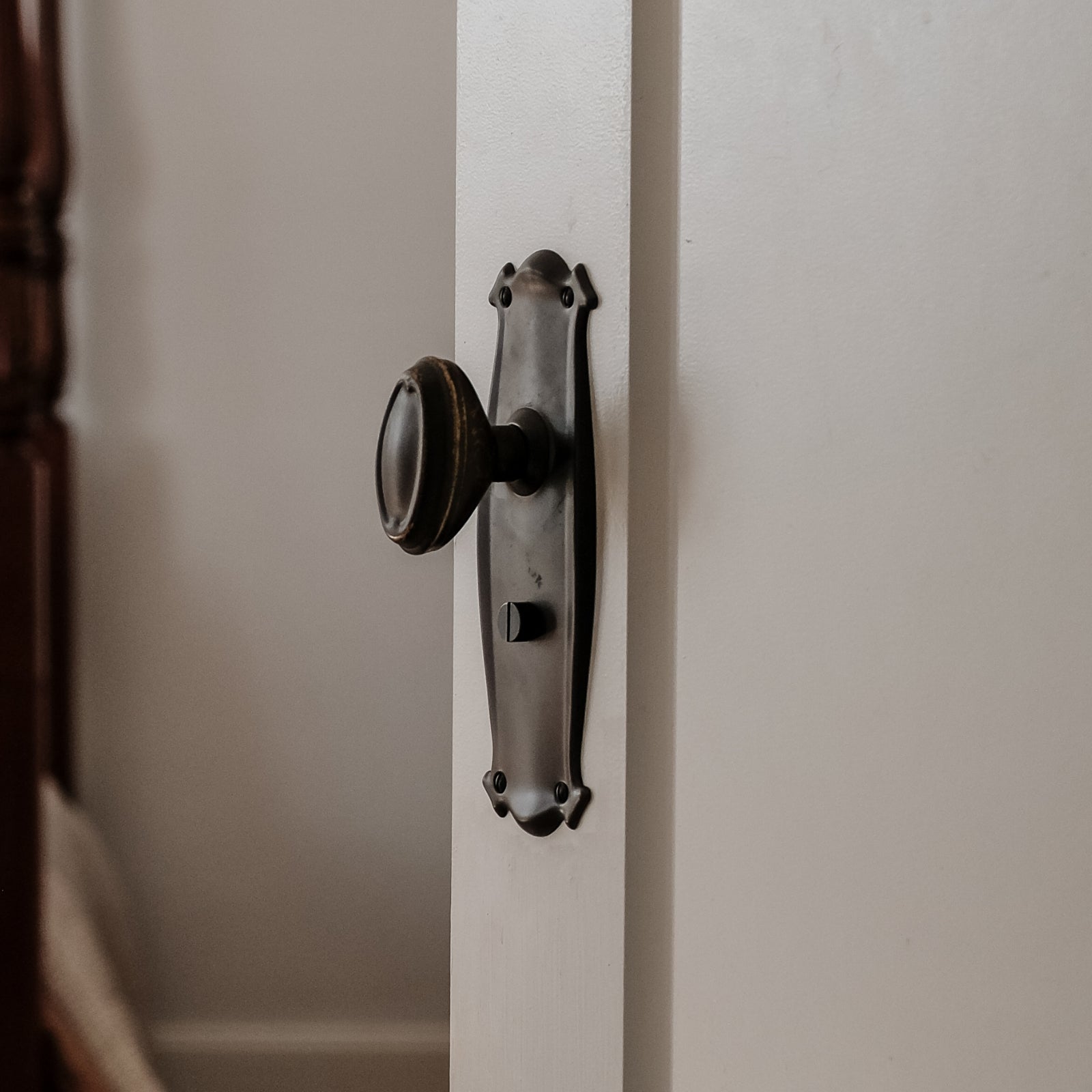 Detail TradCo Bungalow Door Knob Long Backplate Privacy Set Antique Brass 0830KPRIV60 - The Blue Space