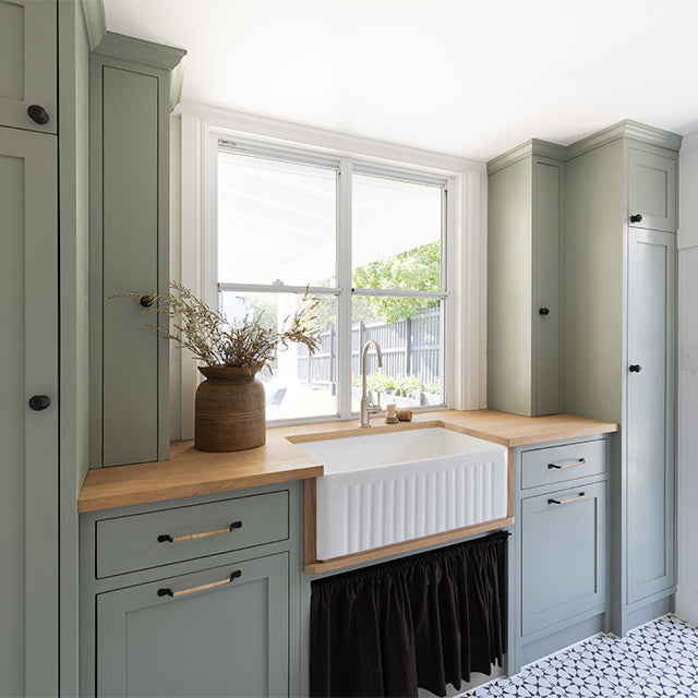 Lifestyle Turner Hastings Novi 61 x 46 Universal Flat or Ribbed Fireclay Butler Sink Matte White - The Blue Space