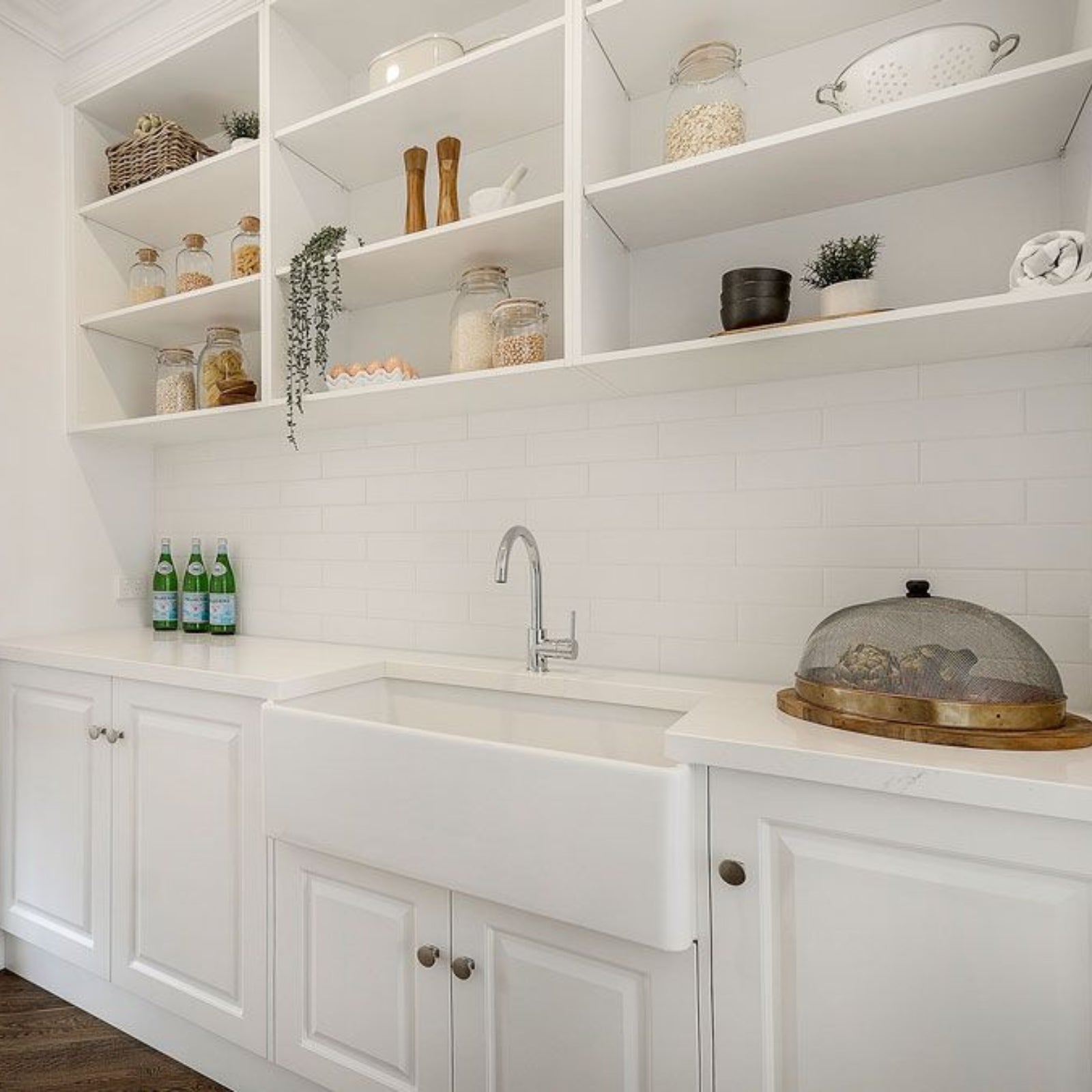 {"type":"root","children":[{"type":"paragraph","children":[{"type":"text","value":"The kitchen"}]}]}