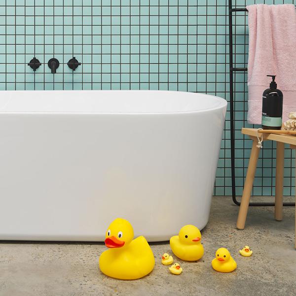 Clark Round Freestanding Bath 1400mm - Lifestyle Image with rubber ducks - The Blue Space