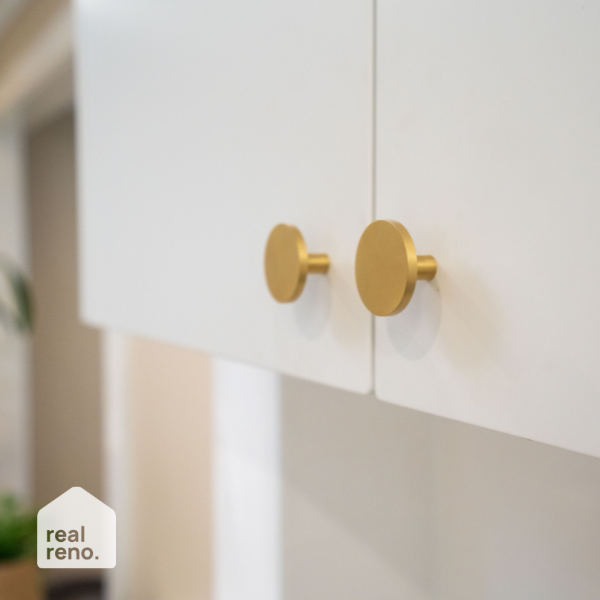 Momo Handles Como Knob Brushed Gold on kitchen cabinet | The Blue Space