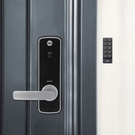 Lockwood Yale Smart Keypad Black on door with digital door handle